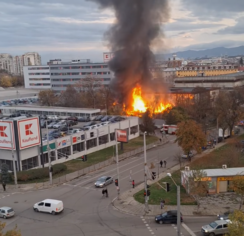 Пожар бушува в "Банишора"