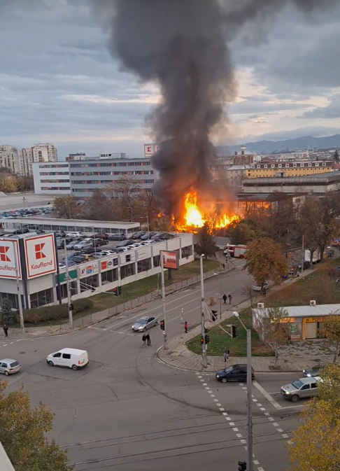 Пожар бушува в "Банишора"