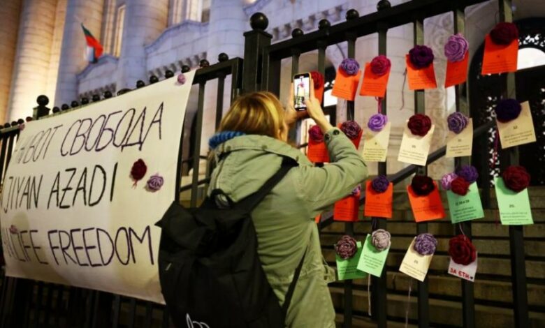 "Нито една повече": Протестът срещу насилието над жени затвори движението пред Съдебната палата