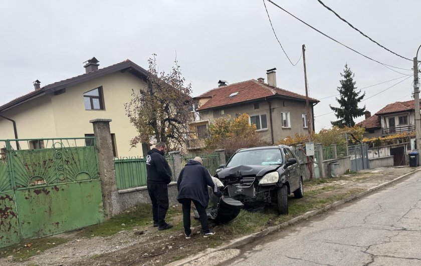 Внимание: Катастрофа в село Лозен затруднява движението