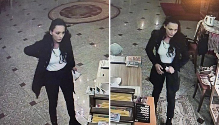 Жена обра касата на църква пред детето си