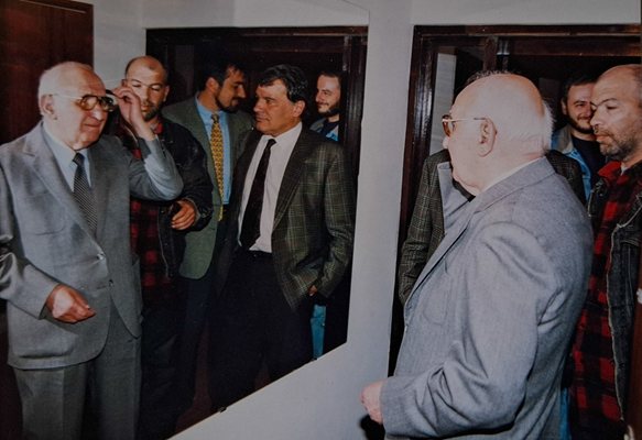 1995 г. Тодор Живков в хотел в Правец, след като за първи път  е бил пуснат от домашния арест след присъдата по дело номер 1.
От ляво  на дясно - Тодор Живков,  авторът на текста Йово Николов, Бойко Борисов, Иван Славков-Батето и Пламен Николов.
СНИМКА: РОМЕО ЧОЛАКОВ