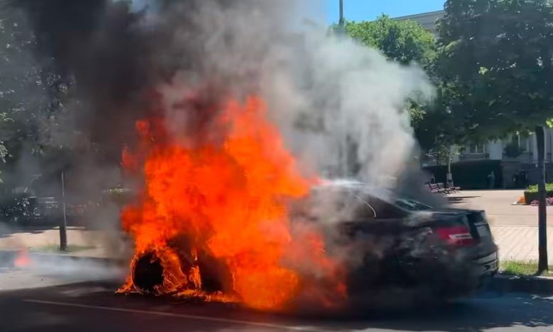 Автомобил лумна като факла пред Националната библиотека в София (ВИДЕО)