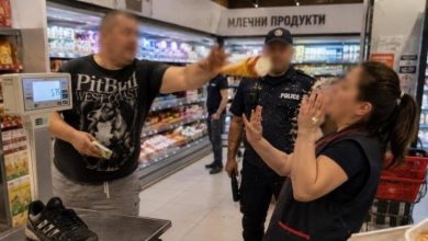 Екшън в магазин: Клиент замеря продавачка с кроасани и сладолед