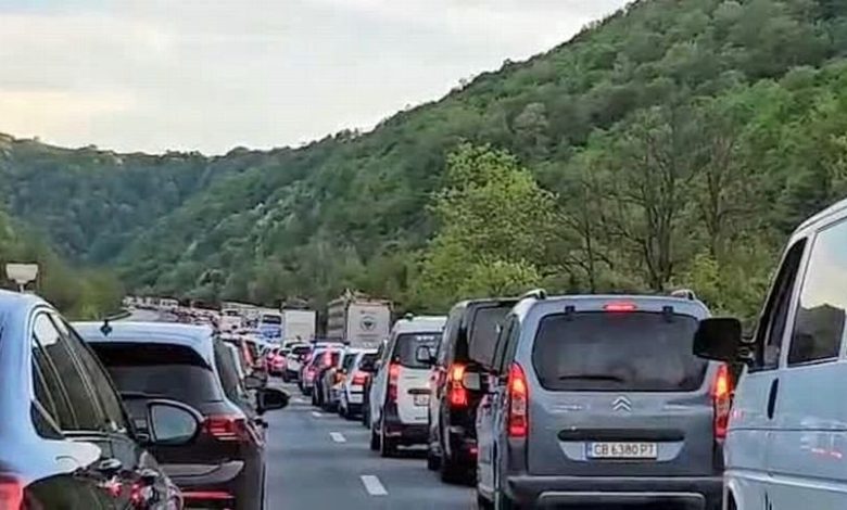 Микробус се обърна на магистрала „Тракия“, движението е затруднено