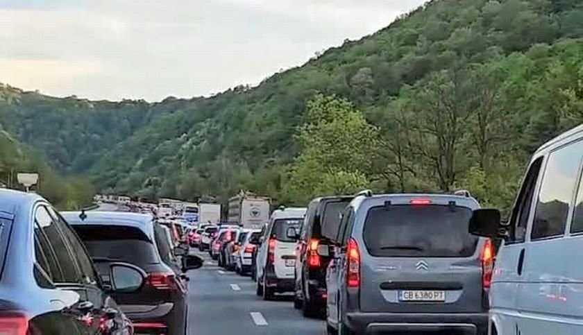 Микробус се обърна на магистрала &bdquo;Тракия&ldquo;, движението е затруднено