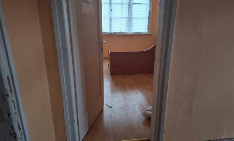 Офис на "Възраждане" в Ямбол осъмнал разбит след протестите в Безмер
