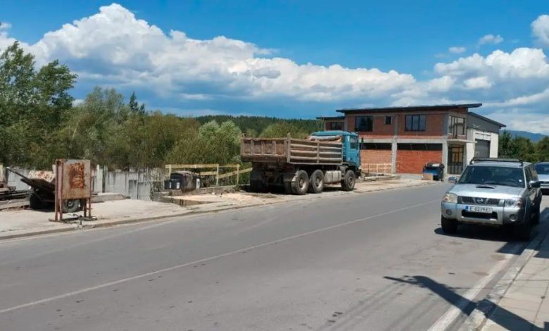 Пак! 20-годишен се вряза с колата си в паркиран камион край Добринище, загинал е на място