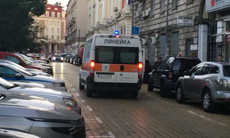 Полиция и пожарна пред БНБ: Мъж иска да се самоубие (СНИМКИ)