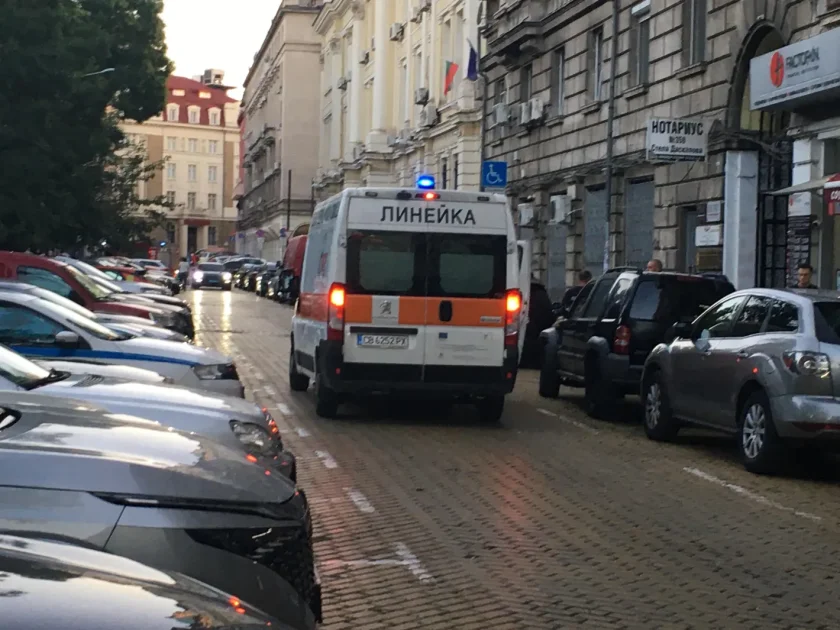 Полиция и пожарна пред БНБ: Мъж иска да се самоубие (СНИМКИ)