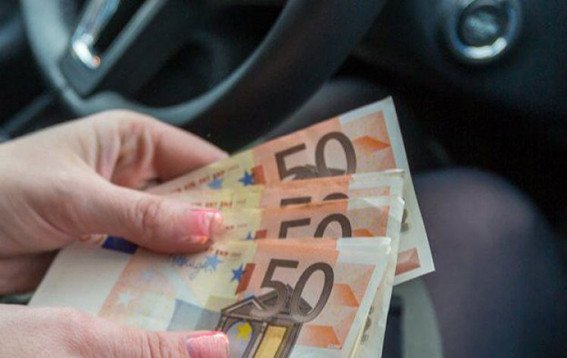 При спецакция в Черноморец: Задържаха двама служители на НАП за подкуп