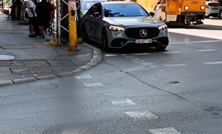 Само в Lupa.bg: Мадама с мерцедес влачи мъж в центъра на София, през това време го обраха (ВИДЕО/СНИМКИ)