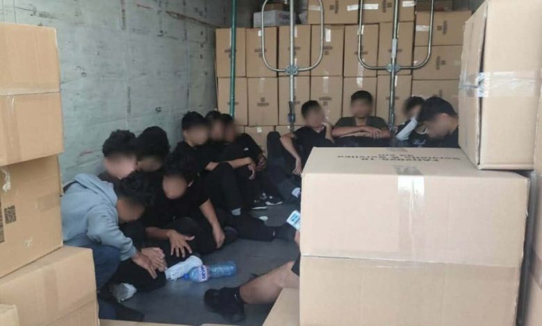 Български и румънски граничари задържаха камион с 18 бежанци (СНИМКИ)