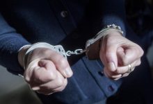 Двама души са задържани за изнудване и заплахи
