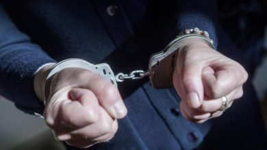 Двама души са задържани за изнудване и заплахи