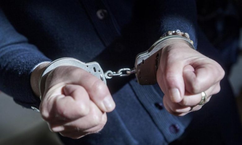 Двама души са задържани за изнудване и заплахи
