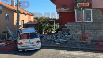 Джигит с мощна кола помете бетонна ограда и връхлетя в къща