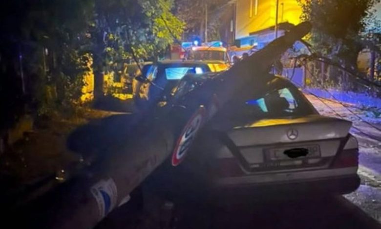 Електрически стълб падна върху автомобил в София