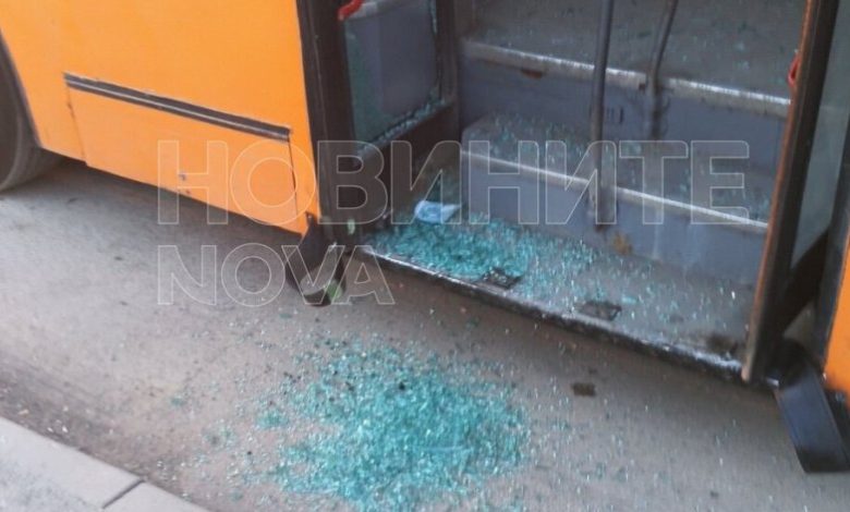 Изписаха ранения шофьор на потрошения автобус в София, 17-годишният бияч остава в ареста