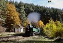 Кола се обърна на релсите между Курило и Реброво
