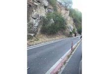 Кола се вряза в паднали скали на Креснесското дефиле (СНИМКИ)
