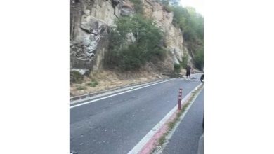 Кола се вряза в паднали скали на Креснесското дефиле (СНИМКИ)