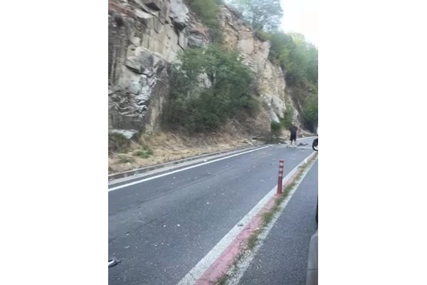 Кола се вряза в паднали скали на Креснесското дефиле (СНИМКИ)
