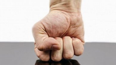 Мъж удари баща си с дървен прът по главата
