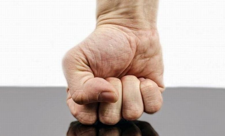 Мъж удари баща си с дървен прът по главата