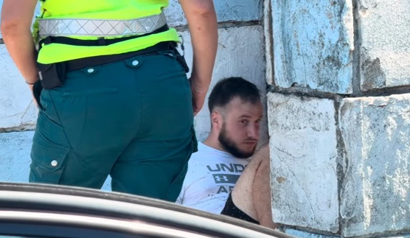 Полицията в Бургас продължава да издирва още мигранти, избягали след гонка