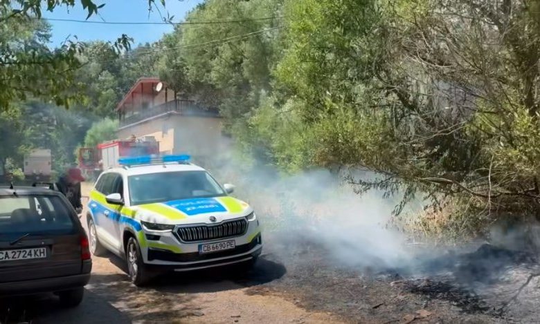 Сухи треви и храсти горят грай годечкото село Шума (ВИДЕО)