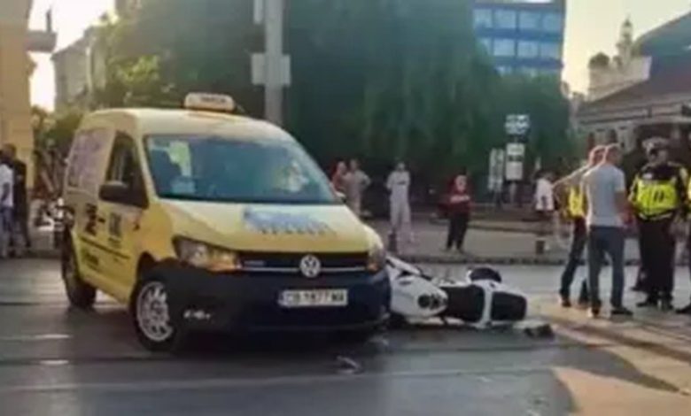 Такси и мотор се сблъскаха в центъра на София